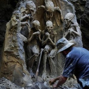 Impresionante revelación: egiptólogo extraterrestre descubierto en excavaciones en el desierto egipcio.